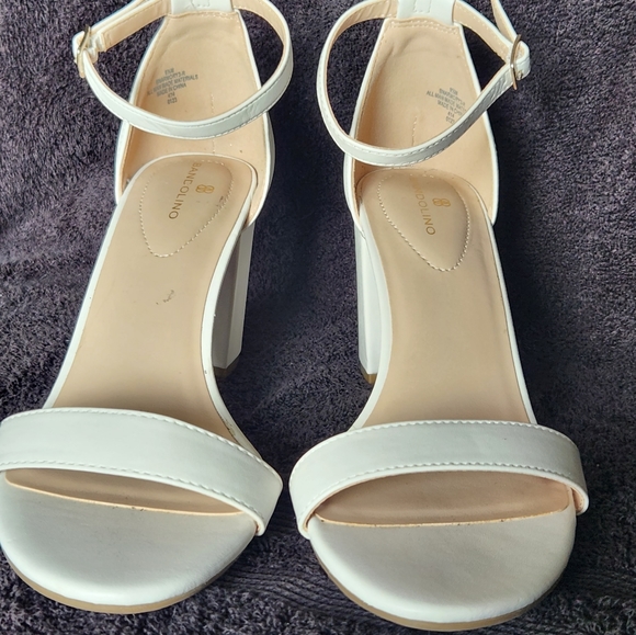Sz 9.5 White Heels with Gold & Emerald Details - Picture 2 of 6